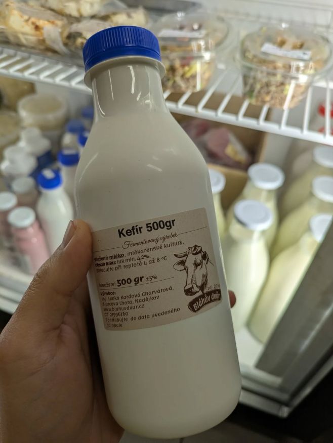 Kefír🦠 který otočíš a nic!😲 Nahoře je tak hustý, že dá práci dostat ho ven! 😆Takový ti prostě v supermarketu nenabídnou. 🤗